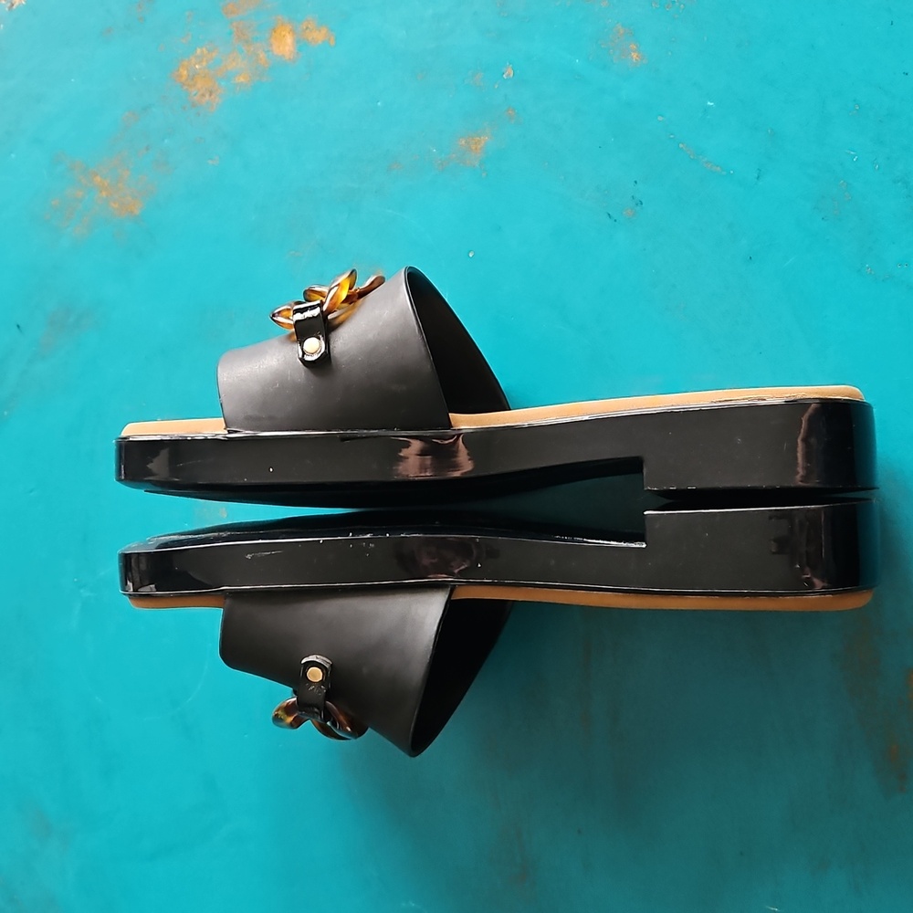 Yellow Box Black and Tan Slides. - Picture 8 of 12
